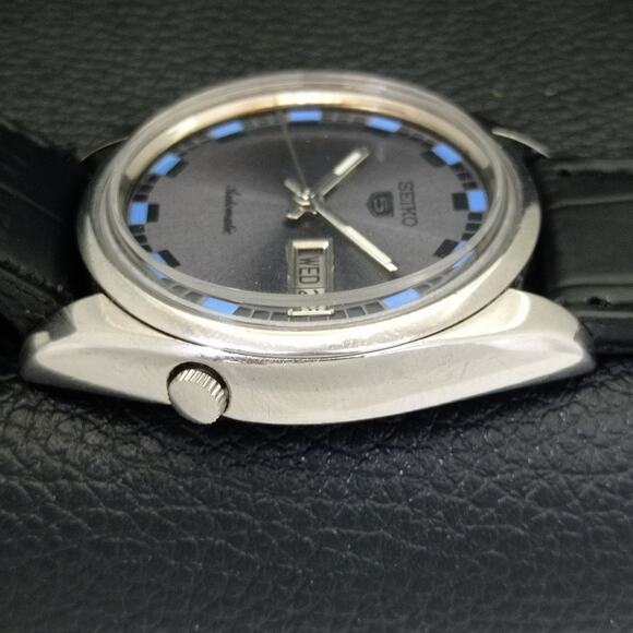 Vintage 1984 Seiko Automatic Mens Silver Watch W/daydate & Blue accents - Picture 5 of 10
